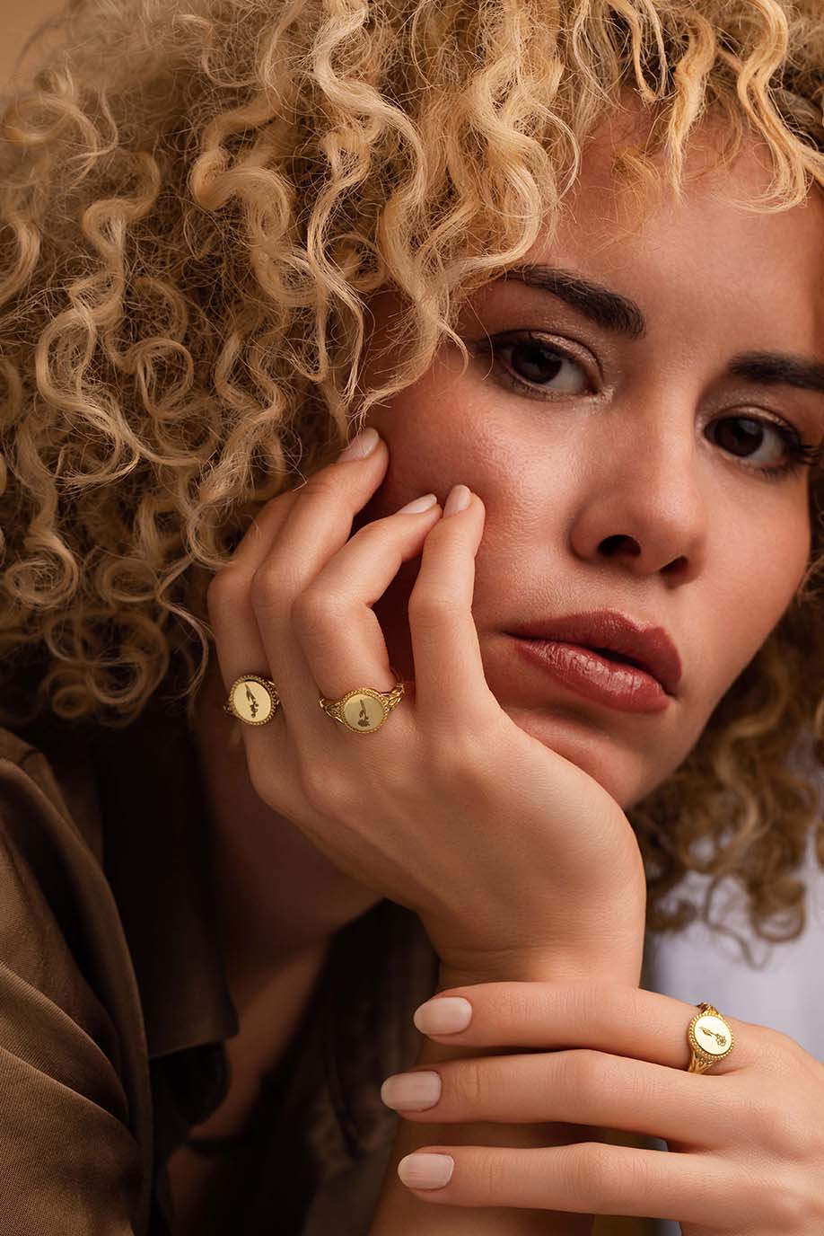 Model ile Takı Fotoğraf Çekimi – Profesyonel Mankenli Mücevher Çekimi 8 jewelry model photography studio